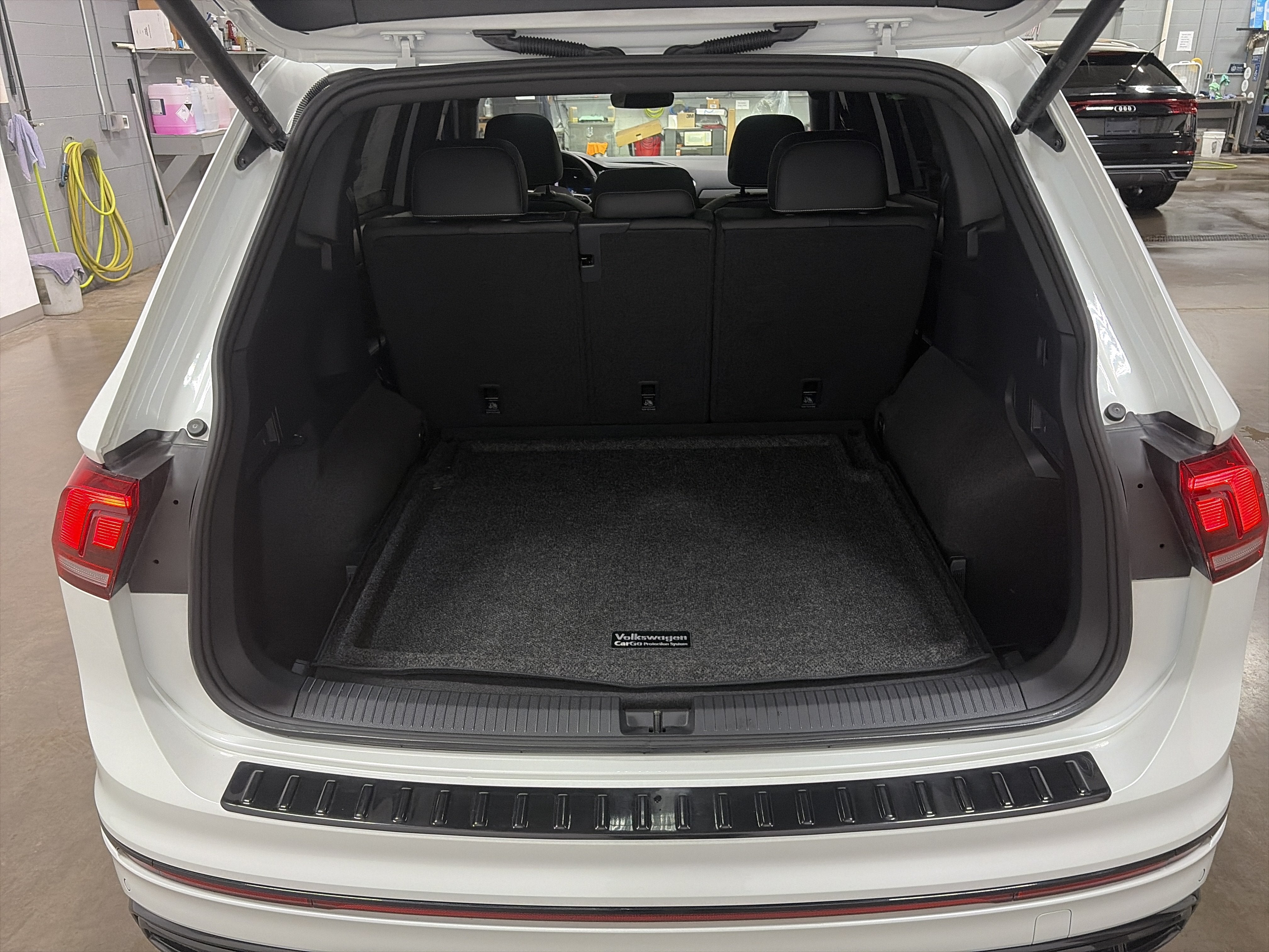 2024 Volkswagen Tiguan SE R-Line Black