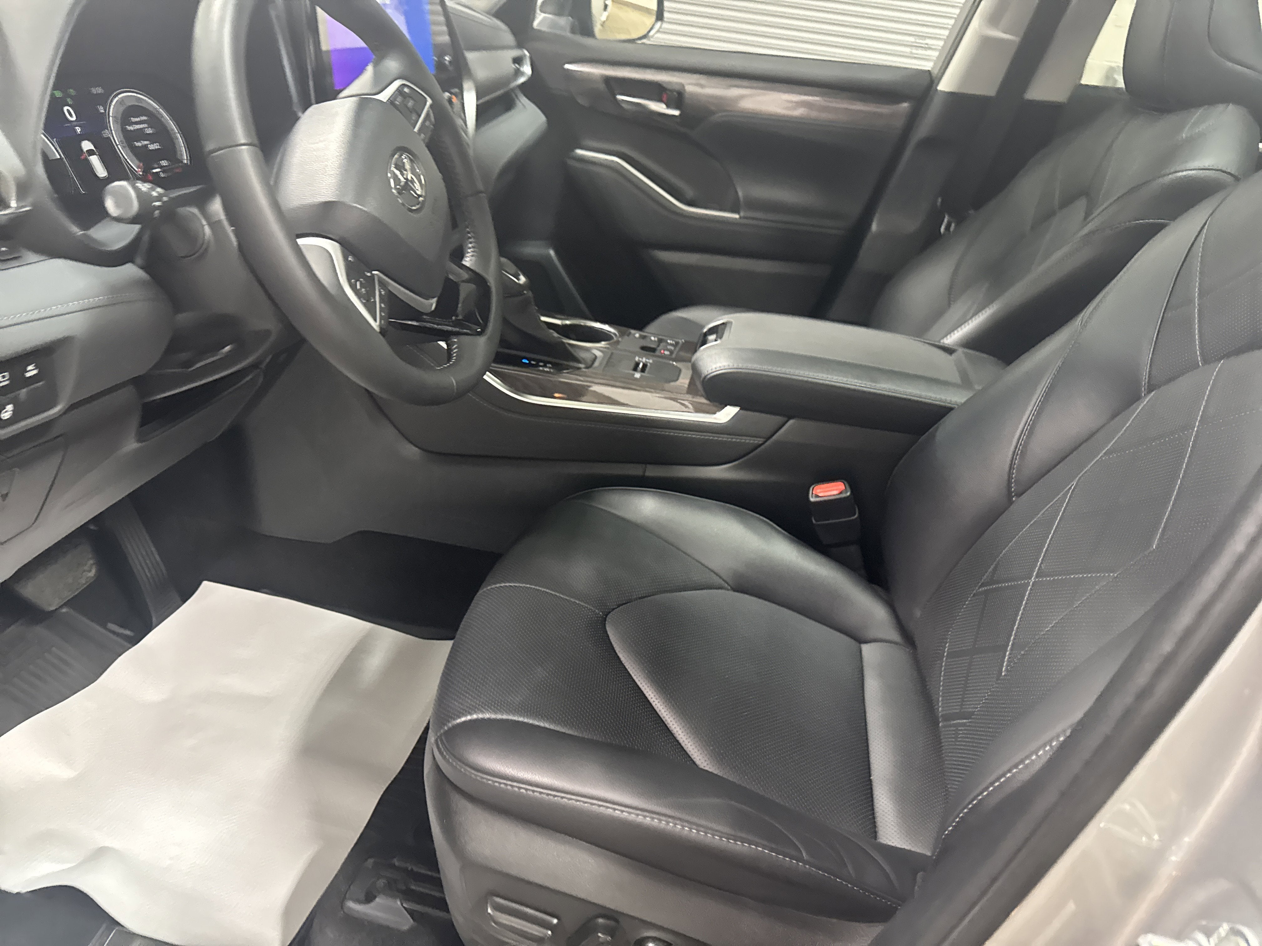 2023 Toyota Highlander Hybrid Platinum