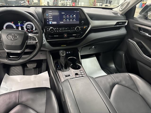2023 Toyota Highlander Hybrid Platinum