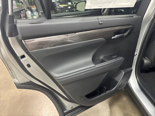2023 Toyota Highlander Hybrid Platinum
