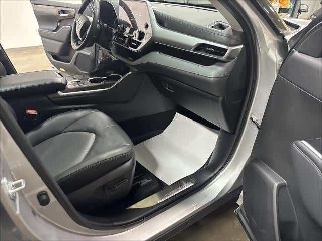 2023 Toyota Highlander Hybrid Platinum