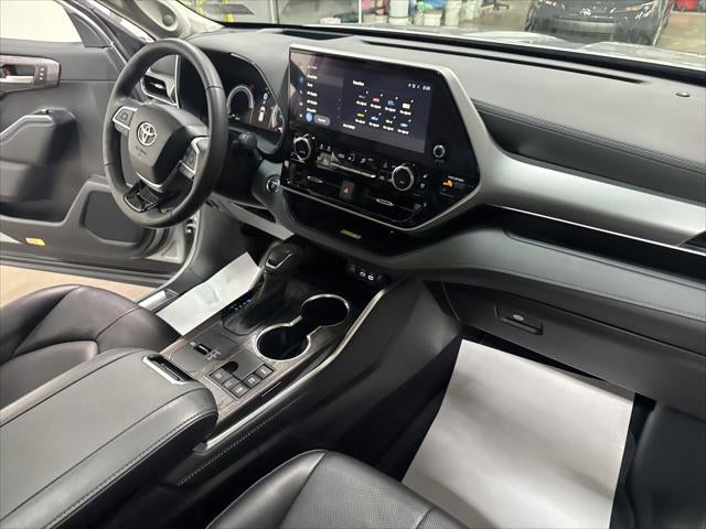 2023 Toyota Highlander Hybrid Platinum