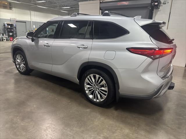 2023 Toyota Highlander Hybrid Platinum
