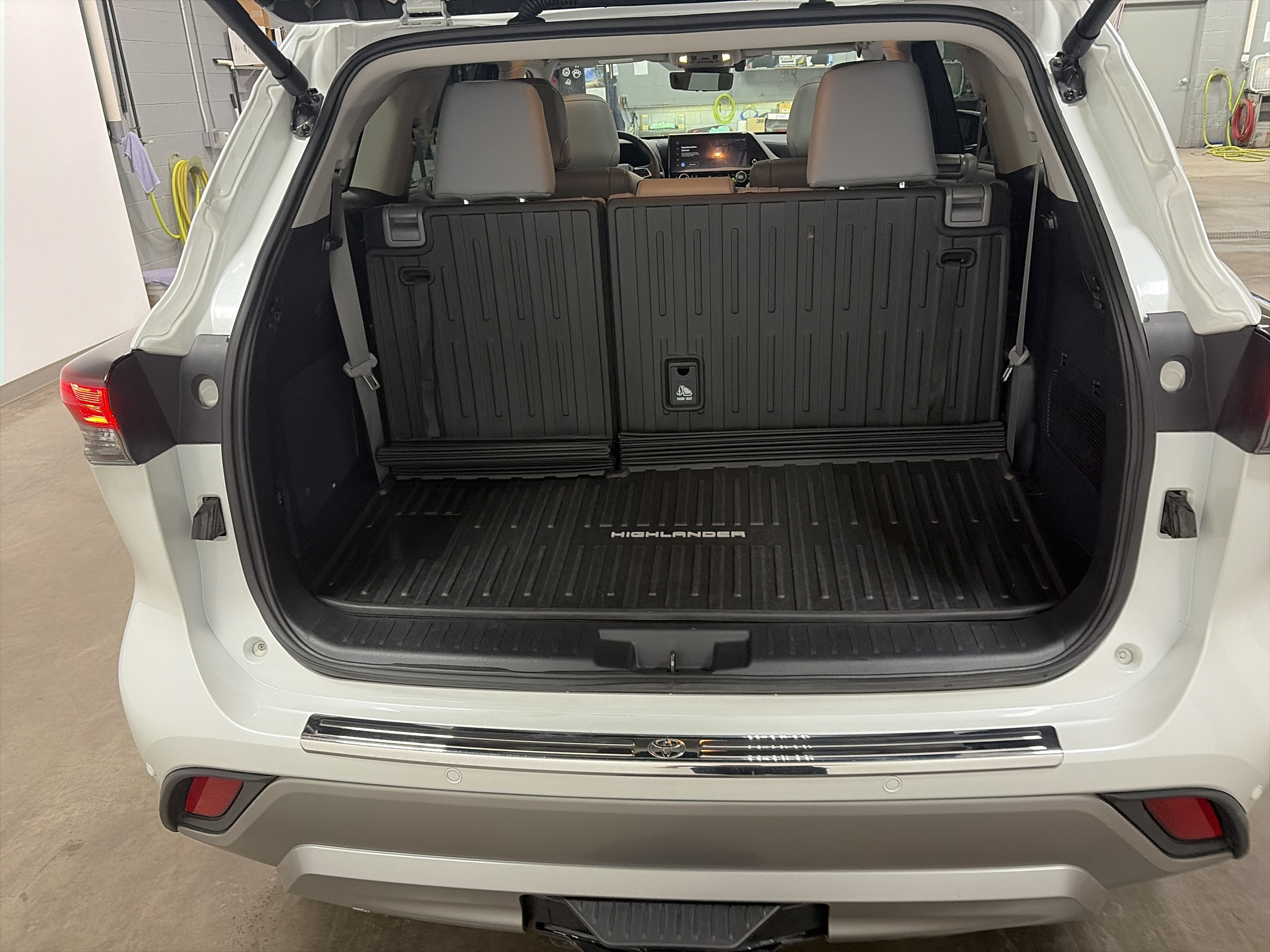 2025 Toyota Highlander Hybrid Platinum