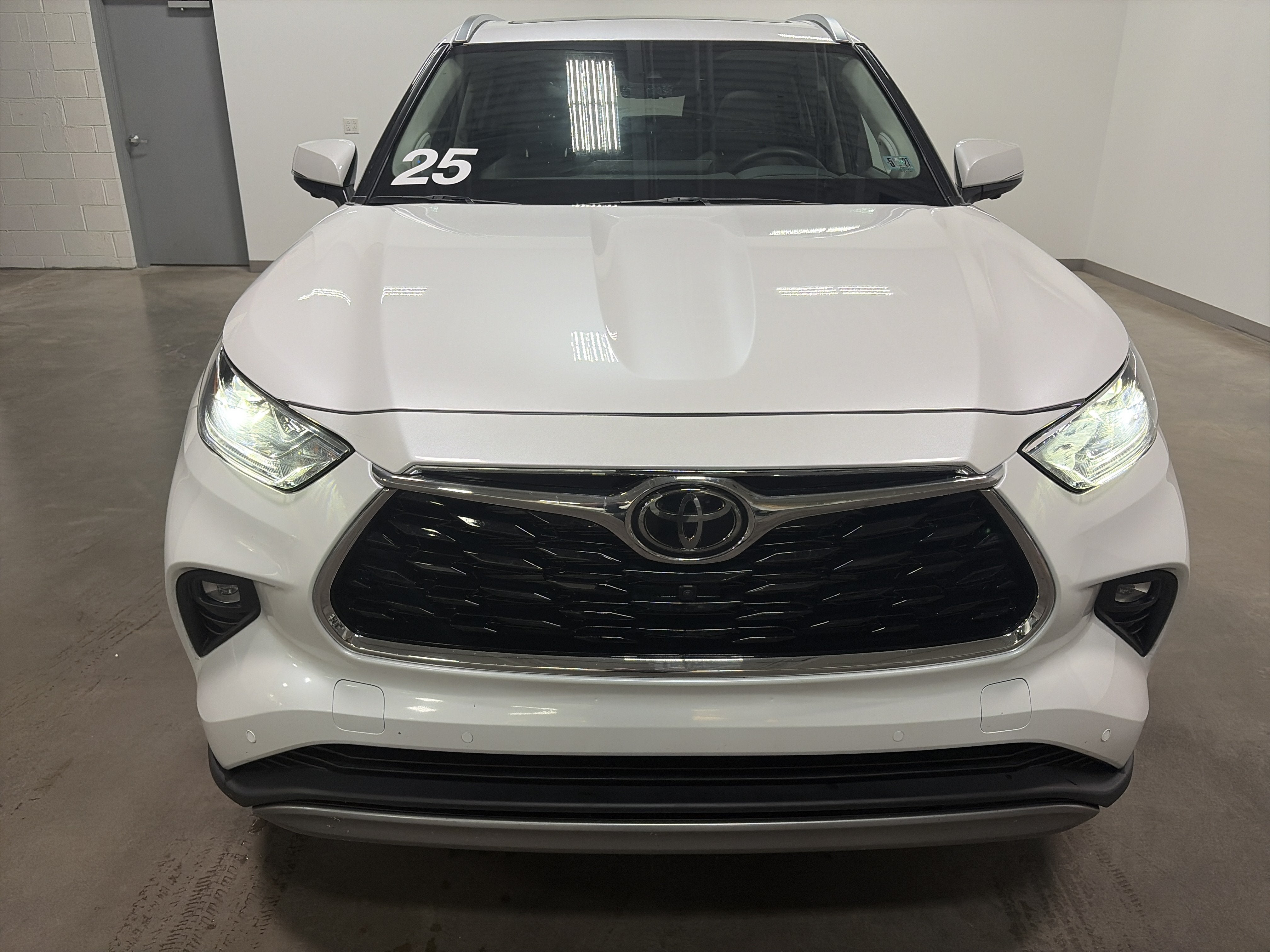 2025 Toyota Highlander Hybrid Platinum