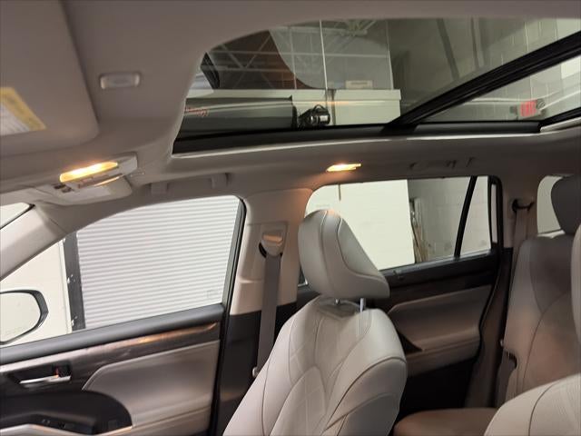 2025 Toyota Highlander Hybrid Platinum