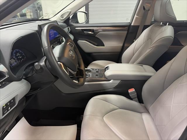 2025 Toyota Highlander Hybrid Platinum
