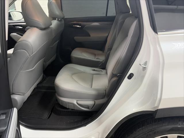 2025 Toyota Highlander Hybrid Platinum