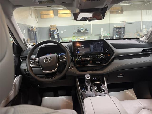 2025 Toyota Highlander Hybrid Platinum
