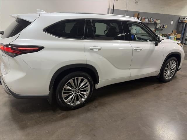 2025 Toyota Highlander Hybrid Platinum