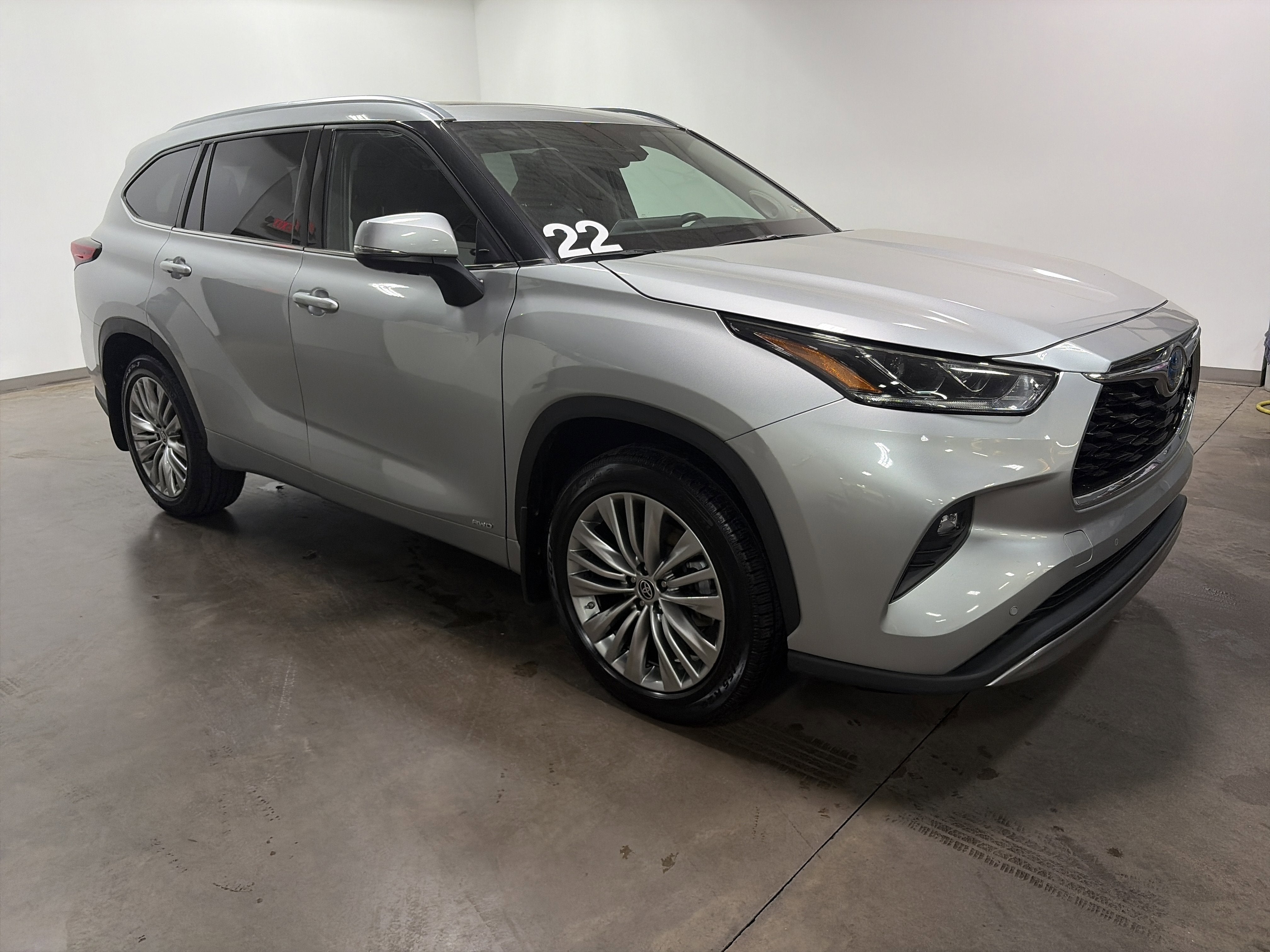 2022 Toyota Highlander Hybrid Platinum