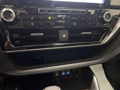 2022 Toyota Highlander Hybrid Platinum