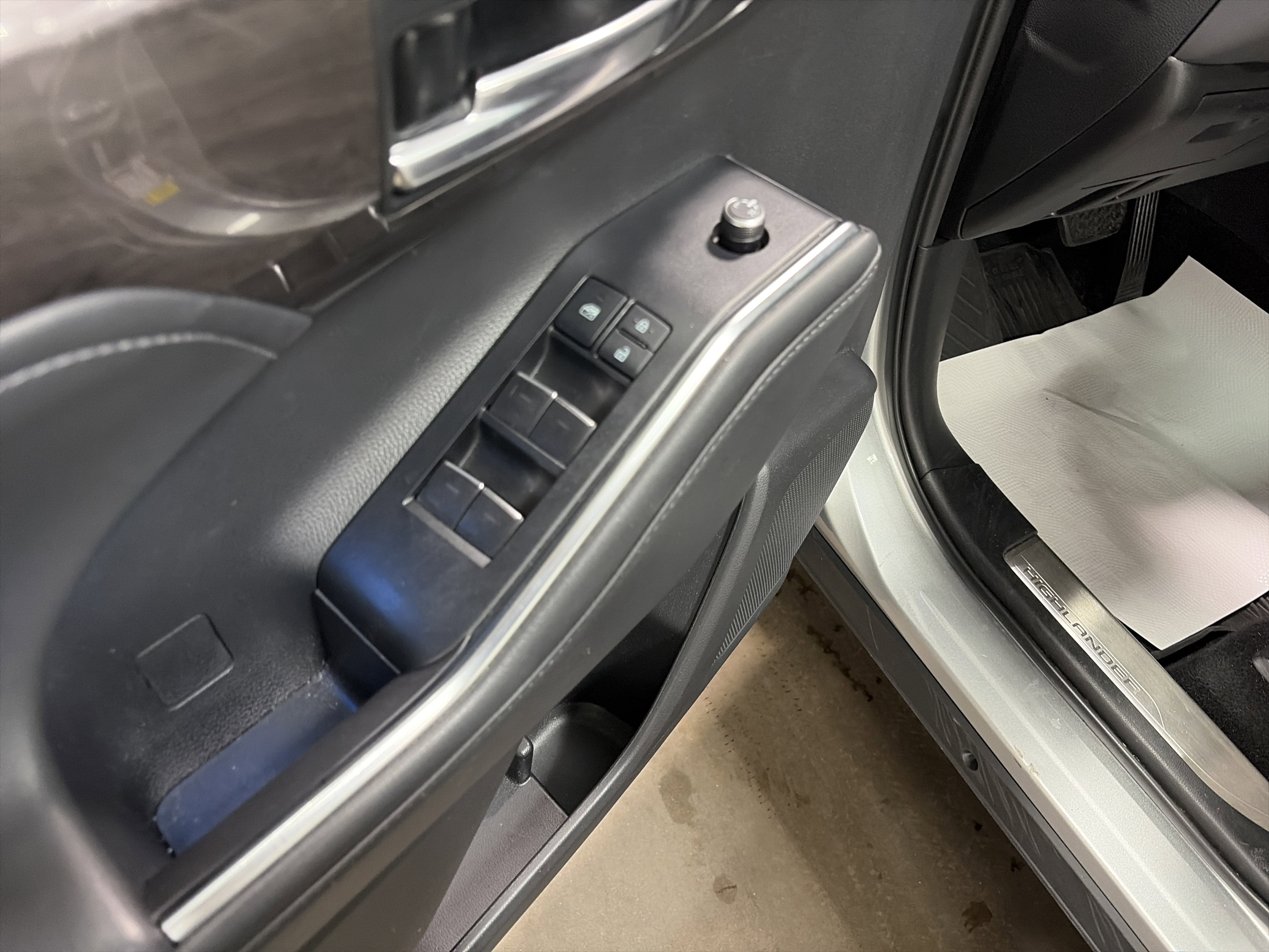 2022 Toyota Highlander Hybrid Platinum