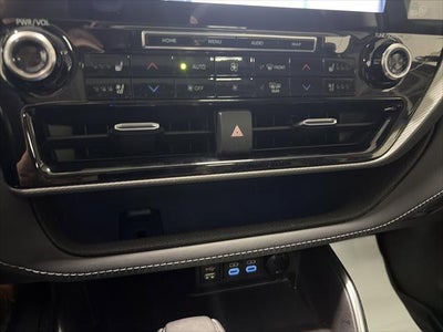 2022 Toyota Highlander Hybrid Platinum
