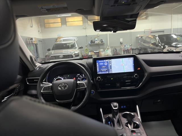 2022 Toyota Highlander Hybrid Platinum