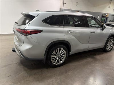 2022 Toyota Highlander Hybrid Platinum