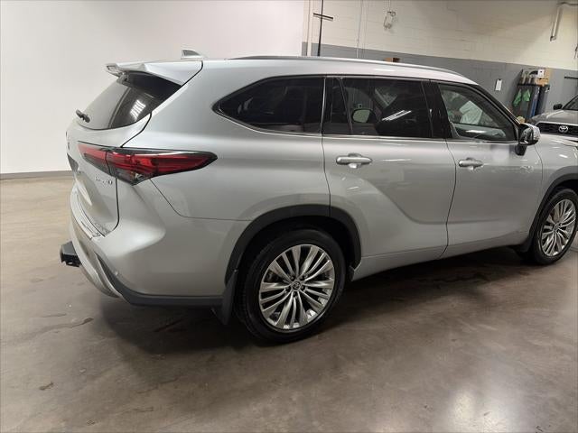 2022 Toyota Highlander Hybrid Platinum