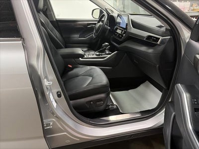 2022 Toyota Highlander Hybrid Platinum