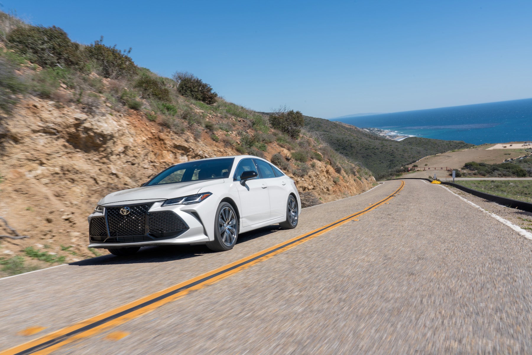 what different tire options are available at Fiore Toyota in Hollidaysburg | 2019 Avalon driving on the road in the suburban